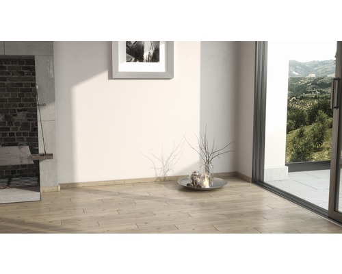 Heller Raum mit Holzboden, Kamin und Blick ins Grüne