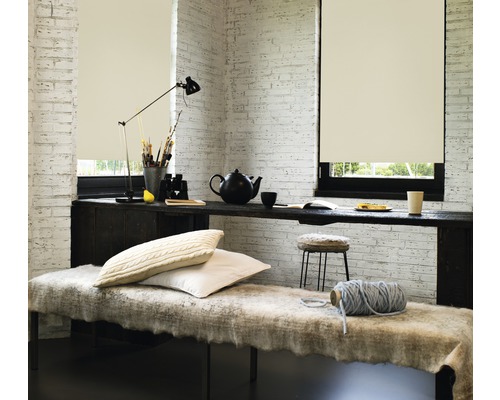 Salon avec store enrouleur fermé, banc et bureau