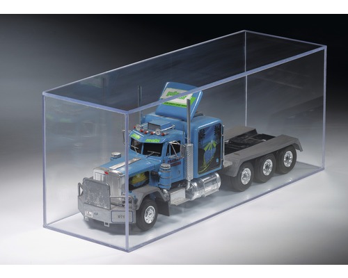 Modèle réduit de camion dans une vitrine transparente