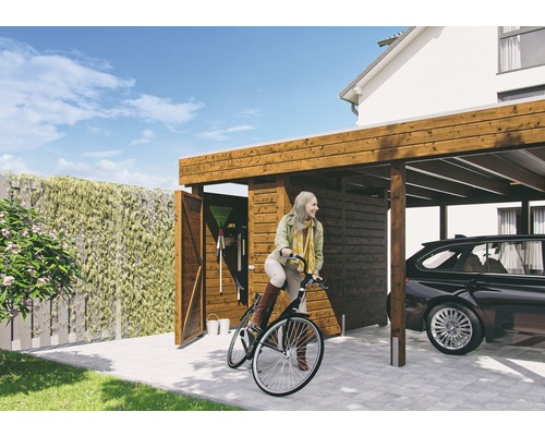 Abri de voiture avec remise à outils et vélo devant la maison