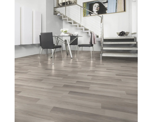 Salon lumineux avec sol stratifié imitation bois, coin repas et escalier