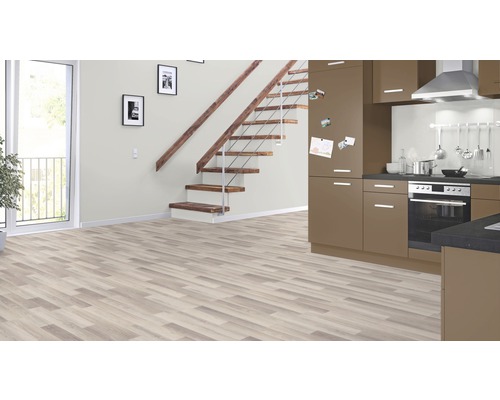 Salon lumineux avec sol stratifié, escalier et cuisine équipée