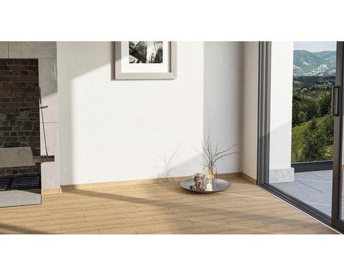 Pièce lumineuse avec carrelage aspect bois, fenêtre et décoration