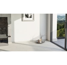 Heller Raum mit Steinboden, Kamin, Dekoration und Blick nach draußen