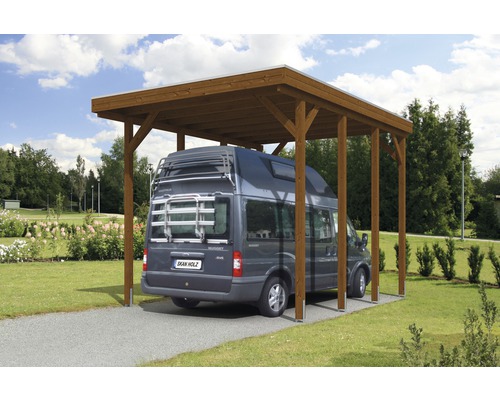 Carport en bois avec van gris sur un chemin de gravier