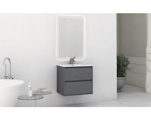 Badezimmer mit Waschbeckenunterschrank, Waschtisch und Spiegel mit Beleuchtung