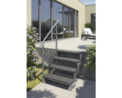 Aussentreppe mit Geländer führt zu einer Terrasse