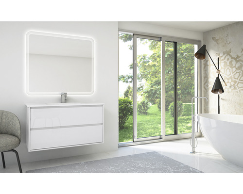 Helles Badezimmer mit Waschbeckenunterschrank, Spiegel mit Beleuchtung und Badewanne.