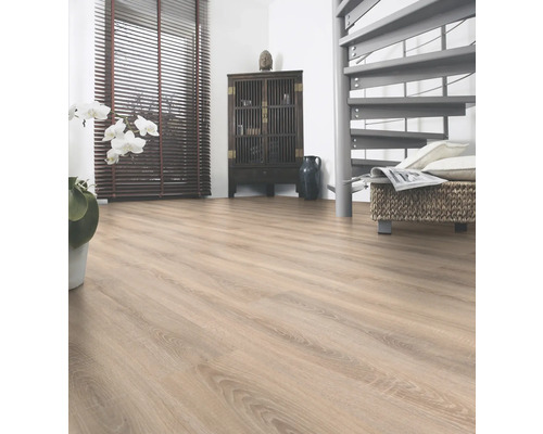 Heller Laminatboden in einem Raum mit Fensterjalousien, Schrank und Wendeltreppe.