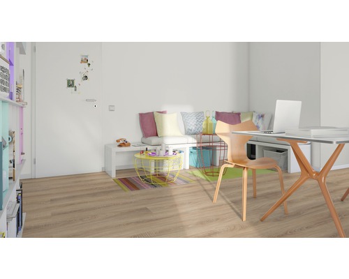 Helles Wohnzimmer mit Holzboden, Schreibtisch und Sitzgelegenheit