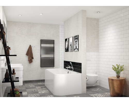 Badezimmer mit Badewanne, Toilette, Waschbecken und Heizkörper