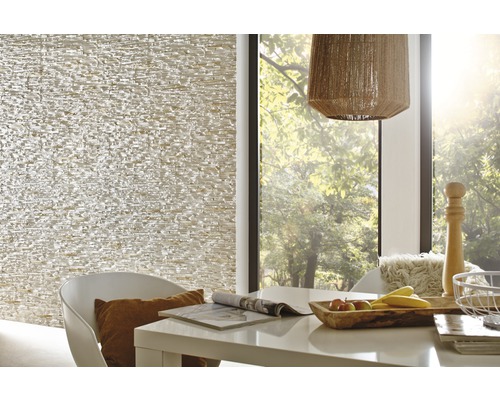 Heller Wohnraum mit dreidimensionaler Wandverkleidung, Esstisch und Dekoration