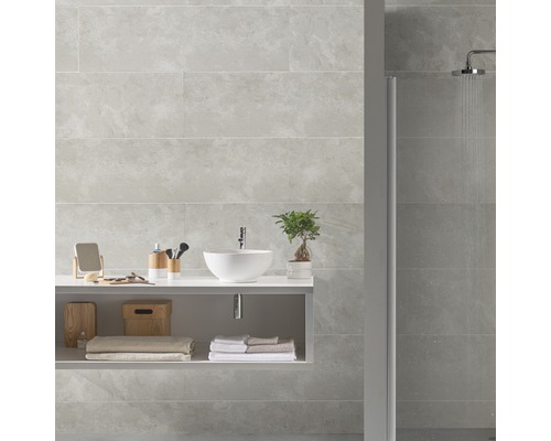 Badezimmer mit Waschbecken, Dusche und Wandfliesen