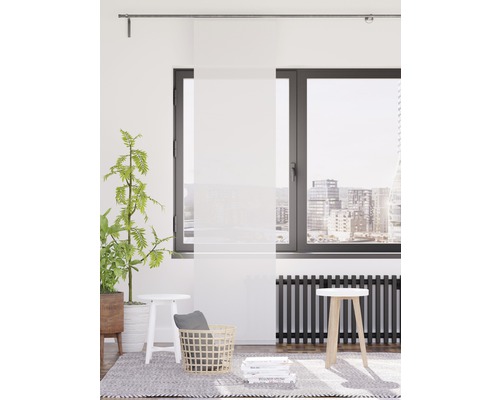 Pièce lumineuse avec panneau coulissant devant la fenêtre