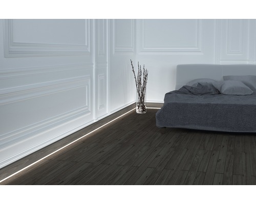 Chambre à coucher avec éclairage indirect et plancher en bois