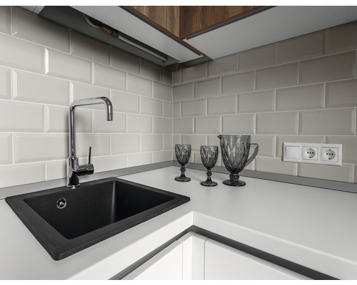 Küchenspüle mit Armatur, Gläsern und Fliesen