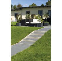 Extérieur avec chemin pavé, escalier et coin salon