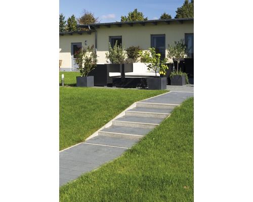 Extérieur avec chemin pavé, escalier et coin salon