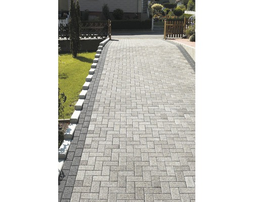 Gepflasterte Auffahrt mit Steinmuster