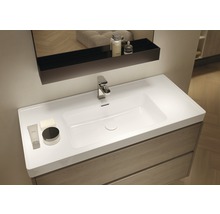 Waschtisch mit weißem Becken und Holzunterschrank im Badezimmer