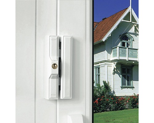Serrure de porte posée sur une porte d''entrée
