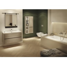 Badezimmer mit Waschtisch, Spiegel, Hängeschrank, Toilette, Bidet und Badewanne in hellem Design