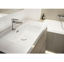Waschtisch mit Armatur und Unterschrank im Badezimmer
