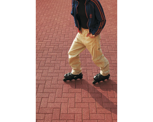Person auf Rollschuhen auf Pflastersteinen