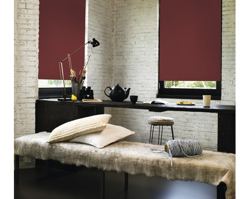 Pièce lumineuse avec stores, table, lampe, coussins et objets de décoration pour une atmosphère chaleureuse