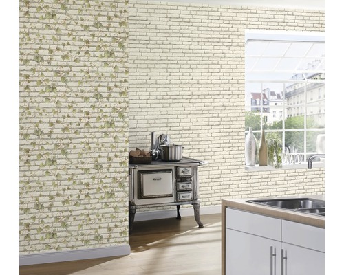 Heller Raum mit Backsteinmuster-Tapete, Ofen und Fenster