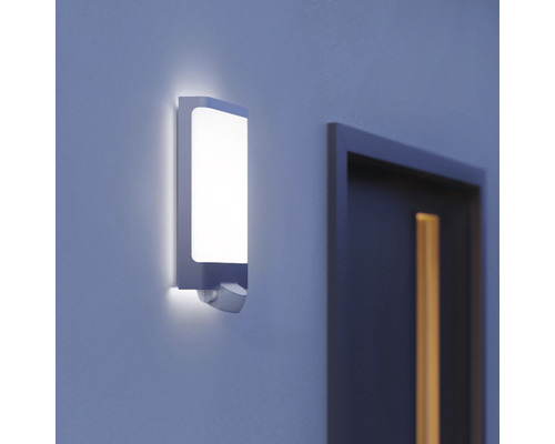 Wandleuchte mit Bewegungsmelder an einer Hauswand neben einer Tür