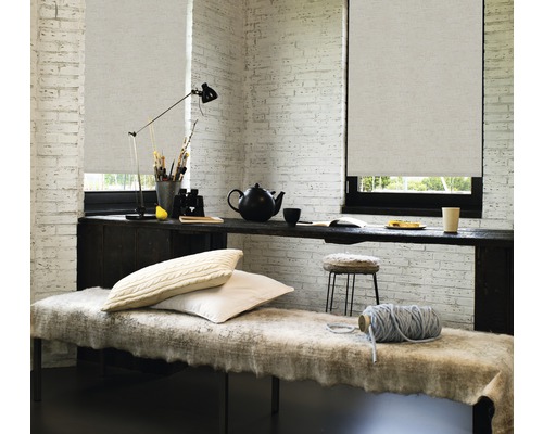 Aménagement avec stores devant les fenêtres, table, banc et accessoires dans une pièce lumineuse.