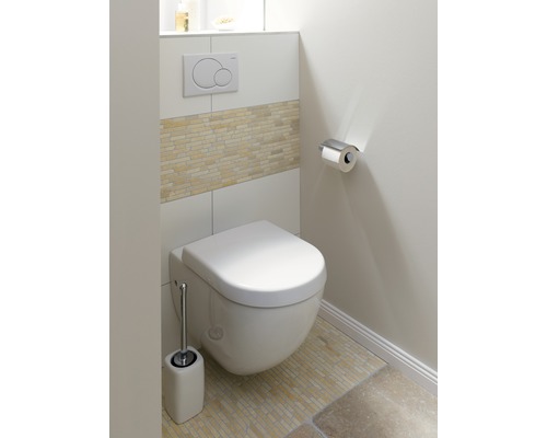 Hänge-WC im Badezimmer mit Betätigungsplatte, Toilettenpapierhalter und WC-Bürste