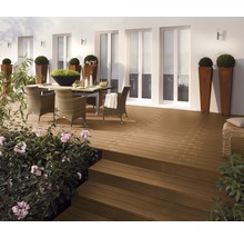 Espace extérieur avec terrasse en bois, mobilier de terrasse et plantation