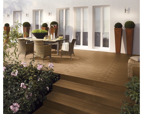Aussenbereich mit Holzterrasse, Terrassenmöbeln und Bepflanzung