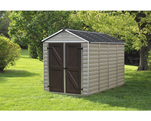 Geräteschuppen aus Kunststoff mit Doppeltür im Garten