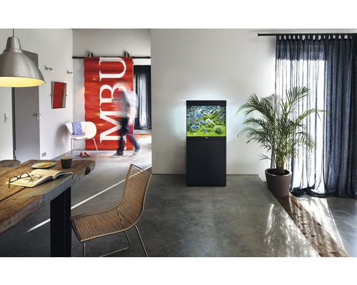 Wohnraum mit Aquarium inklusive Unterschrank, Esstisch und Stühlen