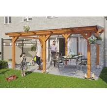Familie feiert im Garten unter einer Holzpergola mit Esstisch und Stühlen.