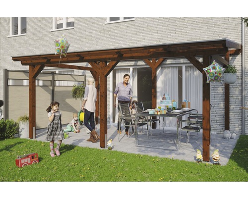 Toiture pour terrasses Skanholz Siena 541 x 400 cm, noyer Terrasse en bois avec famille et décorations d''anniversaire dans le jardin