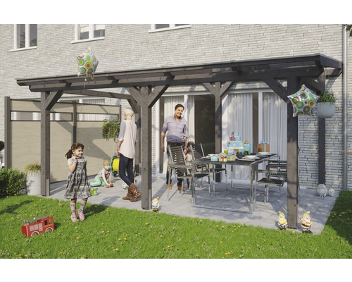 Toiture pour terrasses Skanholz Siena 541 x 300 cm, gris ardoise Une famille fête quelque chose sous une pergola en bois dans le jardin avec une table et des chaises