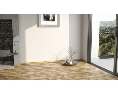 Pièce lumineuse avec plancher en bois, décoration et cheminée