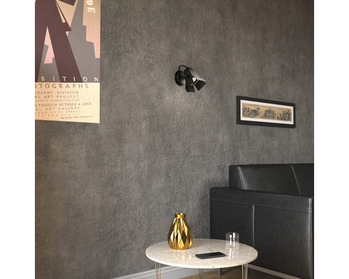 Wohnzimmer mit Wandleuchte, Tisch und Sofa