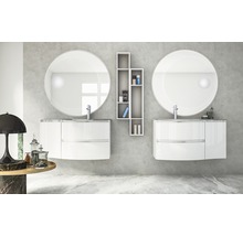 Salle de bain lumineuse avec deux meubles sous-vasque, miroirs ronds et étagère ouverte