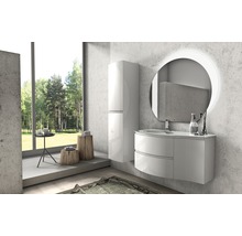 Salle de bain lumineuse avec lavabo, armoire de toilette et fenêtre