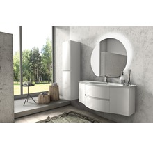 Salle de bain moderne avec meuble-lavabo, miroir, armoire et décoration