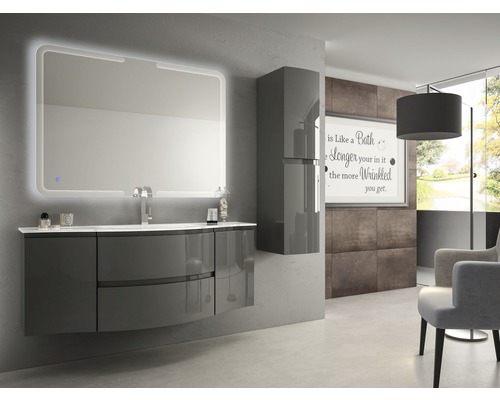 Modernes Badezimmer mit Waschbeckenunterschrank, Spiegel mit Beleuchtung und Hochschrank