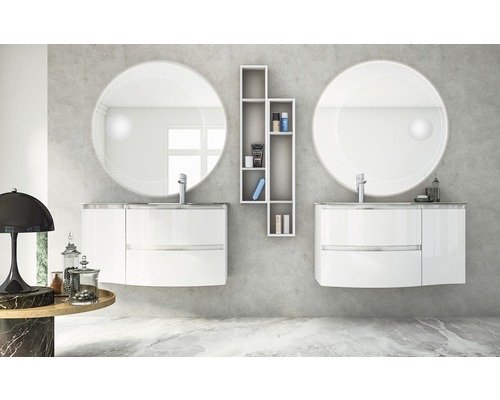 Badezimmer mit zwei Waschbeckenunterschränken, runden Spiegeln und Regal