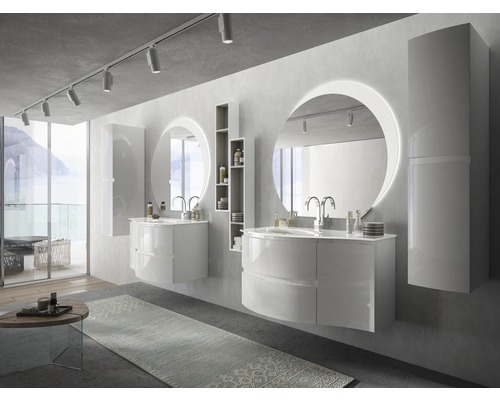 Helles Badezimmer mit Waschtischen, runden Spiegeln mit Beleuchtung und Regalen