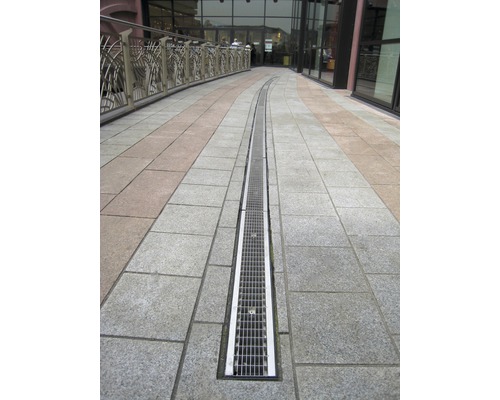 Caniveau de sol sur chemin pavé