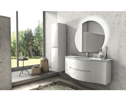 Modernes Badezimmer mit Waschtisch, Spiegelschrank und Fensterblick